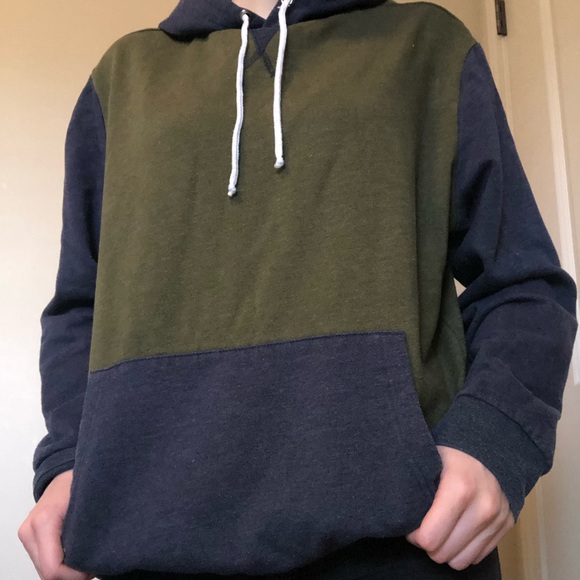 Two-toned hoodie - Picture 2 of 3
